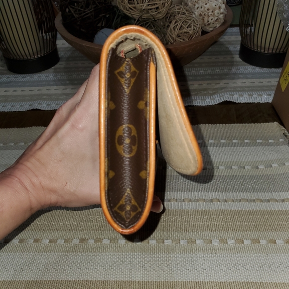 LOUIS VUITTON TWIN GM - Picture 2 of 13